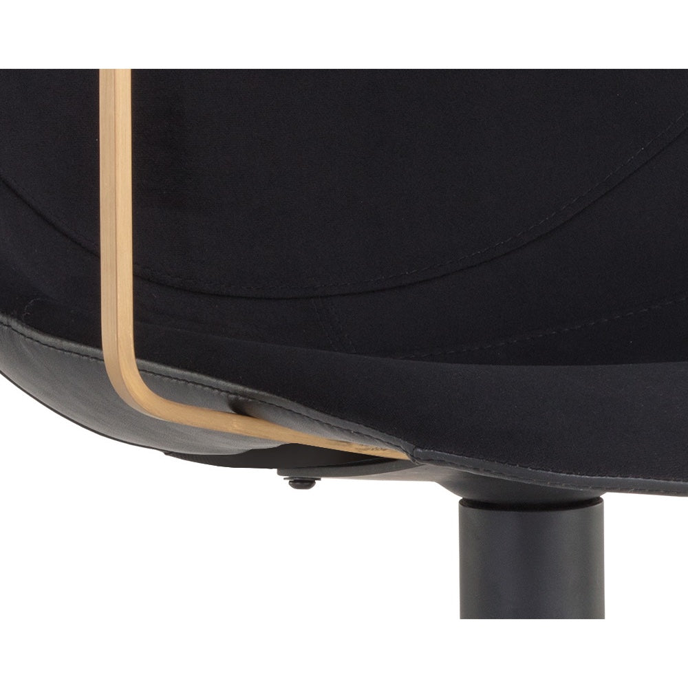 Chaise de salle à manger pivotante Carole avec un siège en tissu noir à l'intérieur et similicuir noir capitonné en rainure à l'extérieur. Élégante, contemporain et urbain avec ses bras dorés et son pied en métal noir par Maillé Style (Érik Maillé)