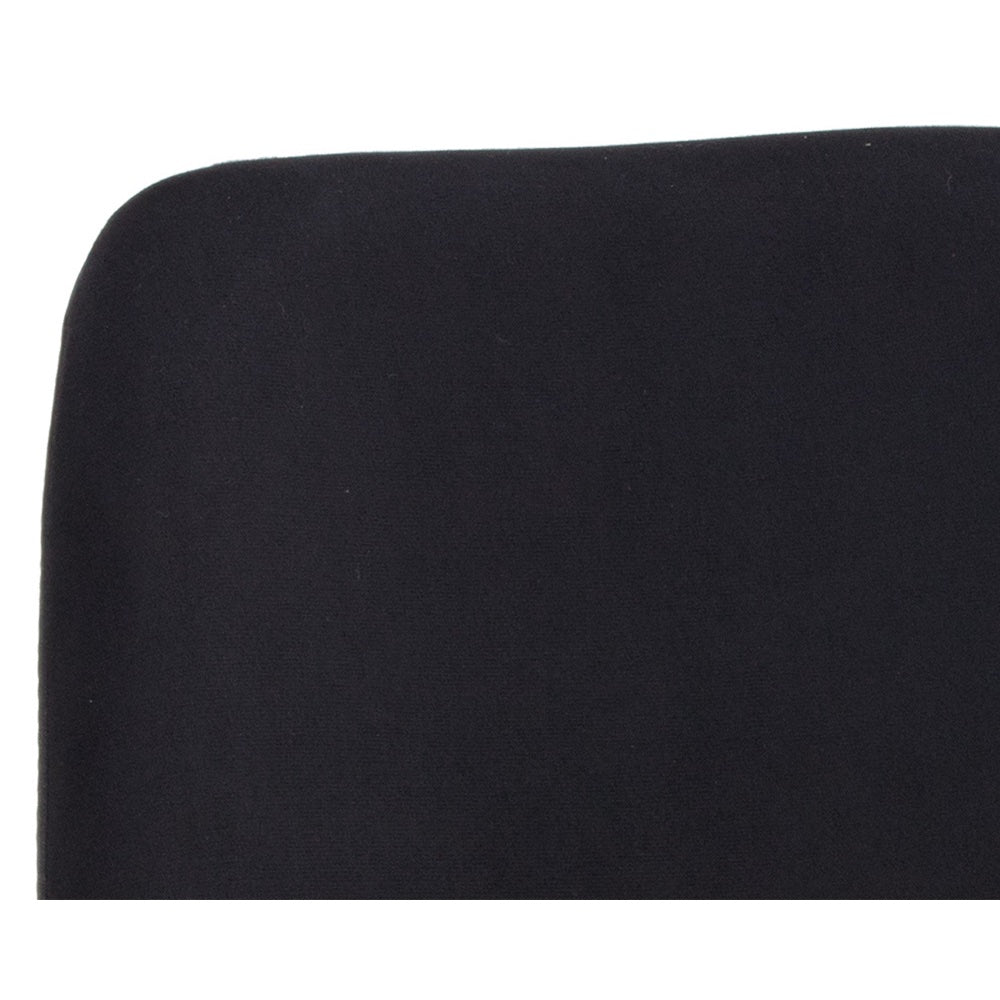 Chaise de salle à manger pivotante Carole avec un siège en tissu noir à l'intérieur et similicuir noir capitonné en rainure à l'extérieur. Élégante, contemporain et urbain avec ses bras dorés et son pied en métal noir par Maillé Style (Érik Maillé)