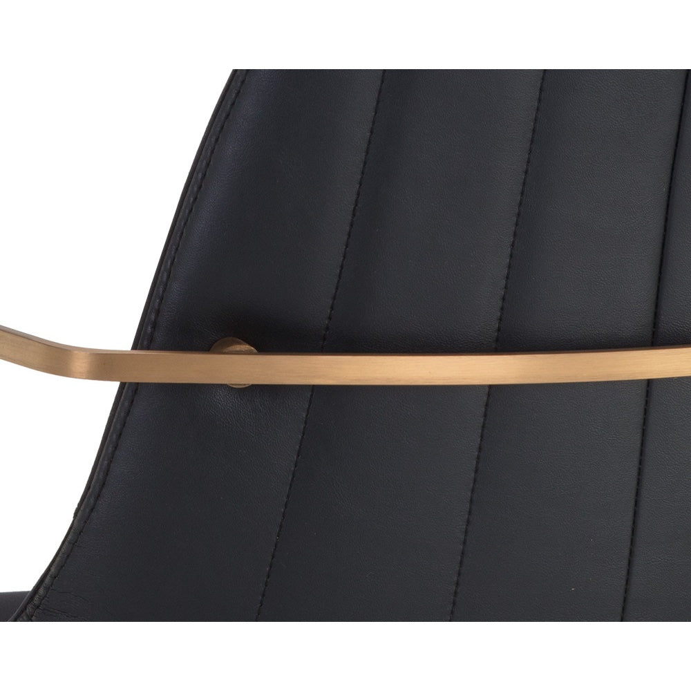 Chaise de salle à manger pivotante Carole avec un siège en tissu noir à l'intérieur et similicuir noir capitonné en rainure à l'extérieur. Élégante, contemporain et urbain avec ses bras dorés et son pied en métal noir par Maillé Style (Érik Maillé)