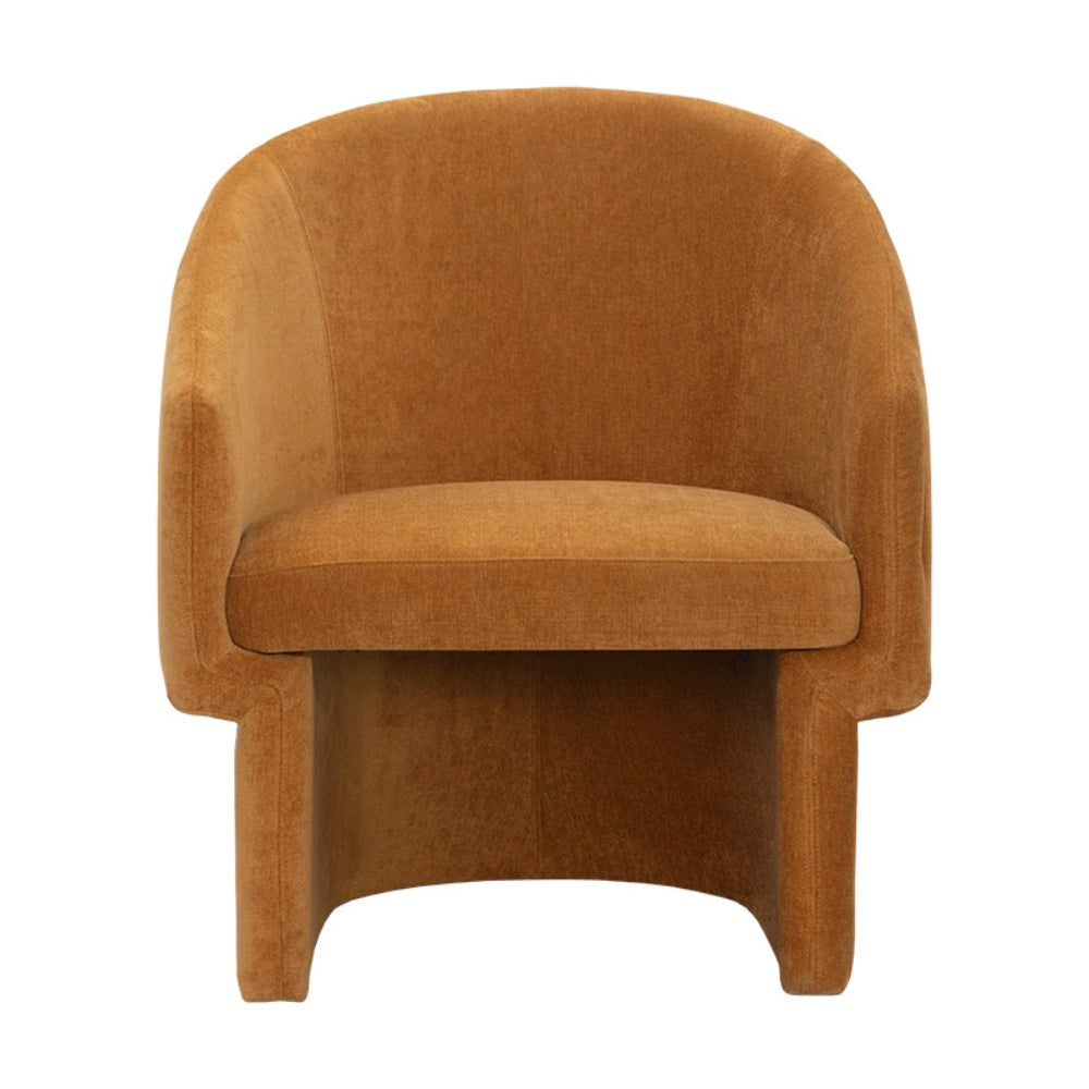 La chaise Caroline, fauteuil d'appoint au dossier cylindrique tout en velours ambré dans un style contemporain par Maillé Style (Érik Maillé)