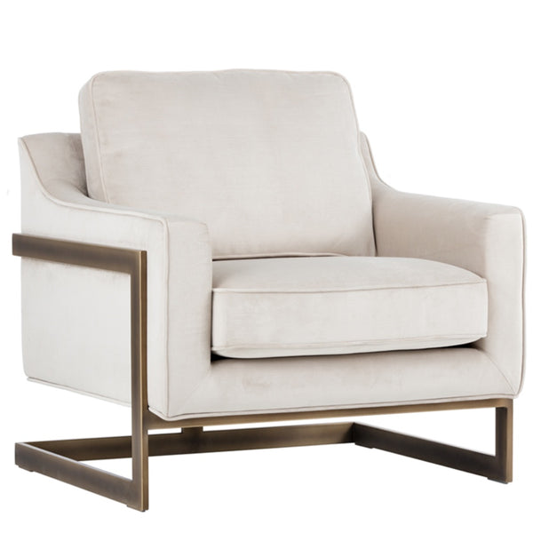 La chaise crème Céline est un fauteuil d'appoint en tissu doux blanc cassé avec une structure visible bronze rustique pour un design contemporain et confortable par Maillé Style (Érik Maillé)