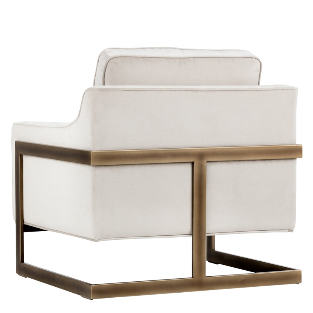 La chaise crème Céline est un fauteuil d'appoint en tissu doux blanc cassé avec une structure visible bronze rustique pour un design contemporain et confortable par Maillé Style (Érik Maillé)