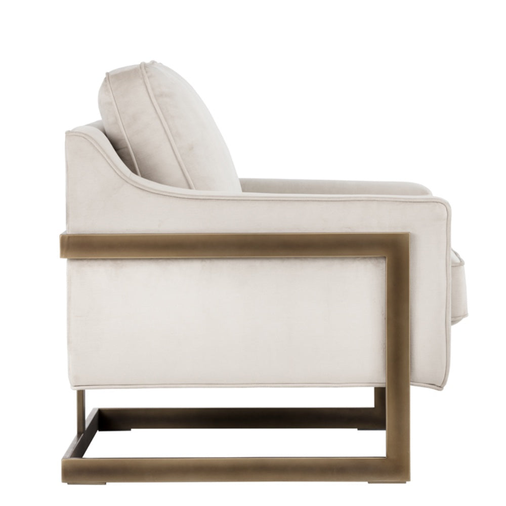 La chaise crème Céline est un fauteuil d'appoint en tissu doux blanc cassé avec une structure visible bronze rustique pour un design contemporain et confortable par Maillé Style (Érik Maillé)