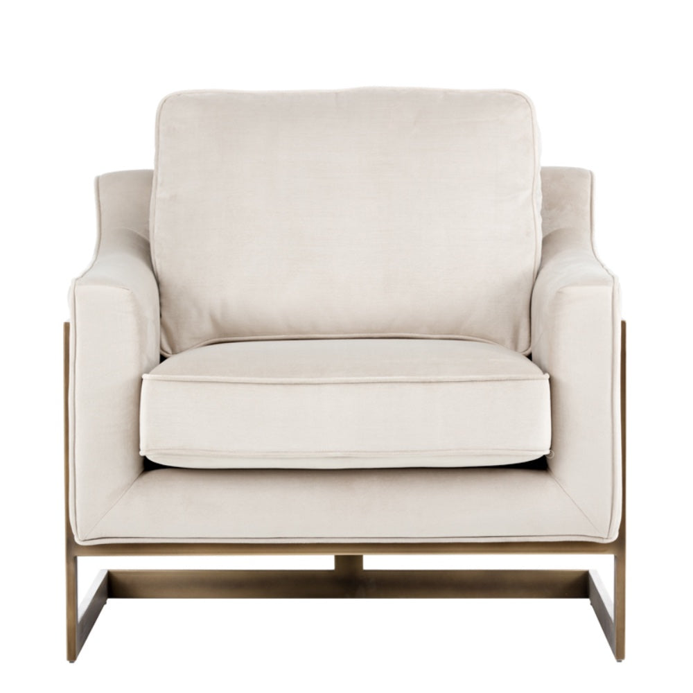 La chaise crème Céline est un fauteuil d'appoint en tissu doux blanc cassé avec une structure visible bronze rustique pour un design contemporain et confortable par Maillé Style (Érik Maillé)