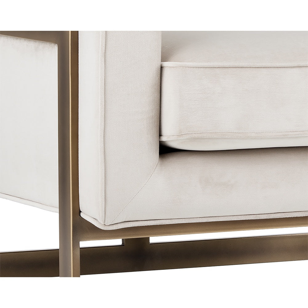 La chaise crème Céline est un fauteuil d'appoint en tissu doux blanc cassé avec une structure visible bronze rustique pour un design contemporain et confortable par Maillé Style (Érik Maillé)