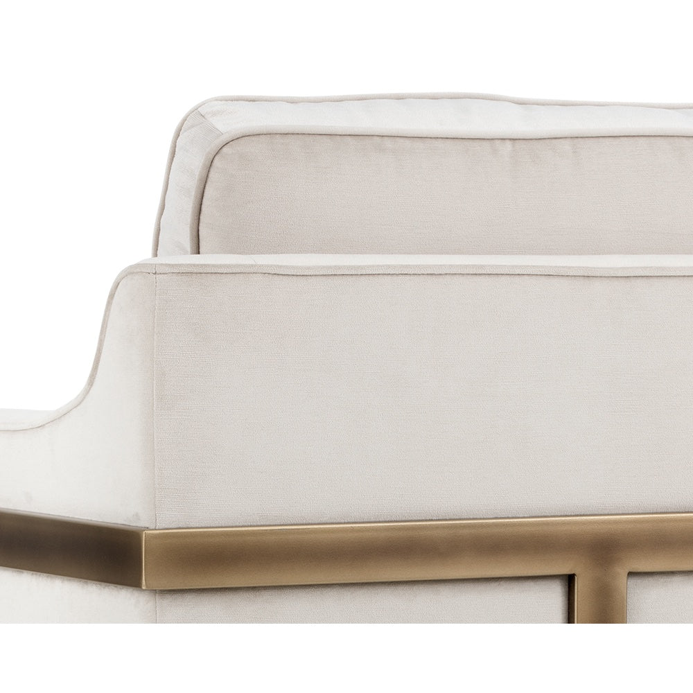 La chaise crème Céline est un fauteuil d'appoint en tissu doux blanc cassé avec une structure visible bronze rustique pour un design contemporain et confortable par Maillé Style (Érik Maillé)
