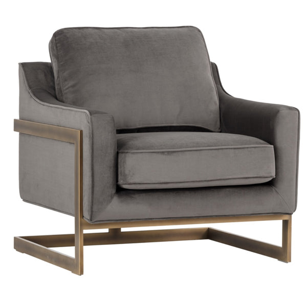 La chaise grise Céline est un fauteuil d'appoint en tissu doux gris avec une structure visible bronze rustique pour un design contemporain et confortable par Maillé Style (Érik Maillé)