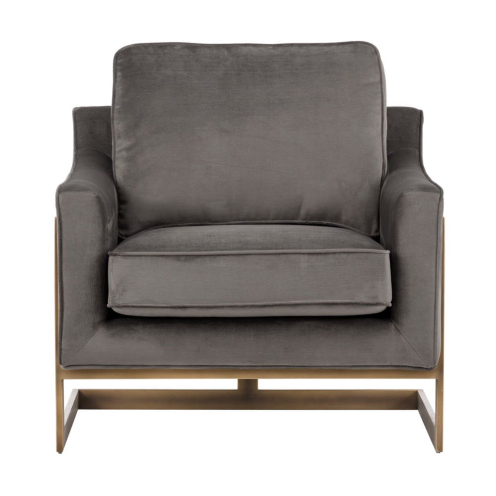 La chaise grise Céline est un fauteuil d'appoint en tissu doux gris avec une structure visible bronze rustique pour un design contemporain et confortable par Maillé Style (Érik Maillé)