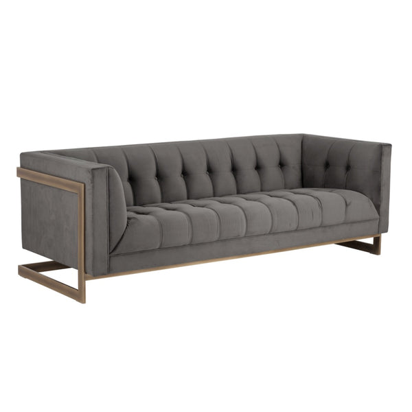 Sofa Clara, canapé en velours gris foncé capitonné à boutons profonds dans une structure visible en bronze rustique par Maillé Style (Érik Maillé)