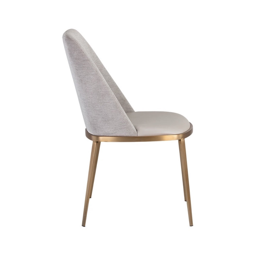 Colin, chaise de salle à manger avec son assise en similicuir gris, son dossier en tissu grège et ses pieds dorées pour un design contemporain et luxueux par Maillé Style (Érik Maillé)