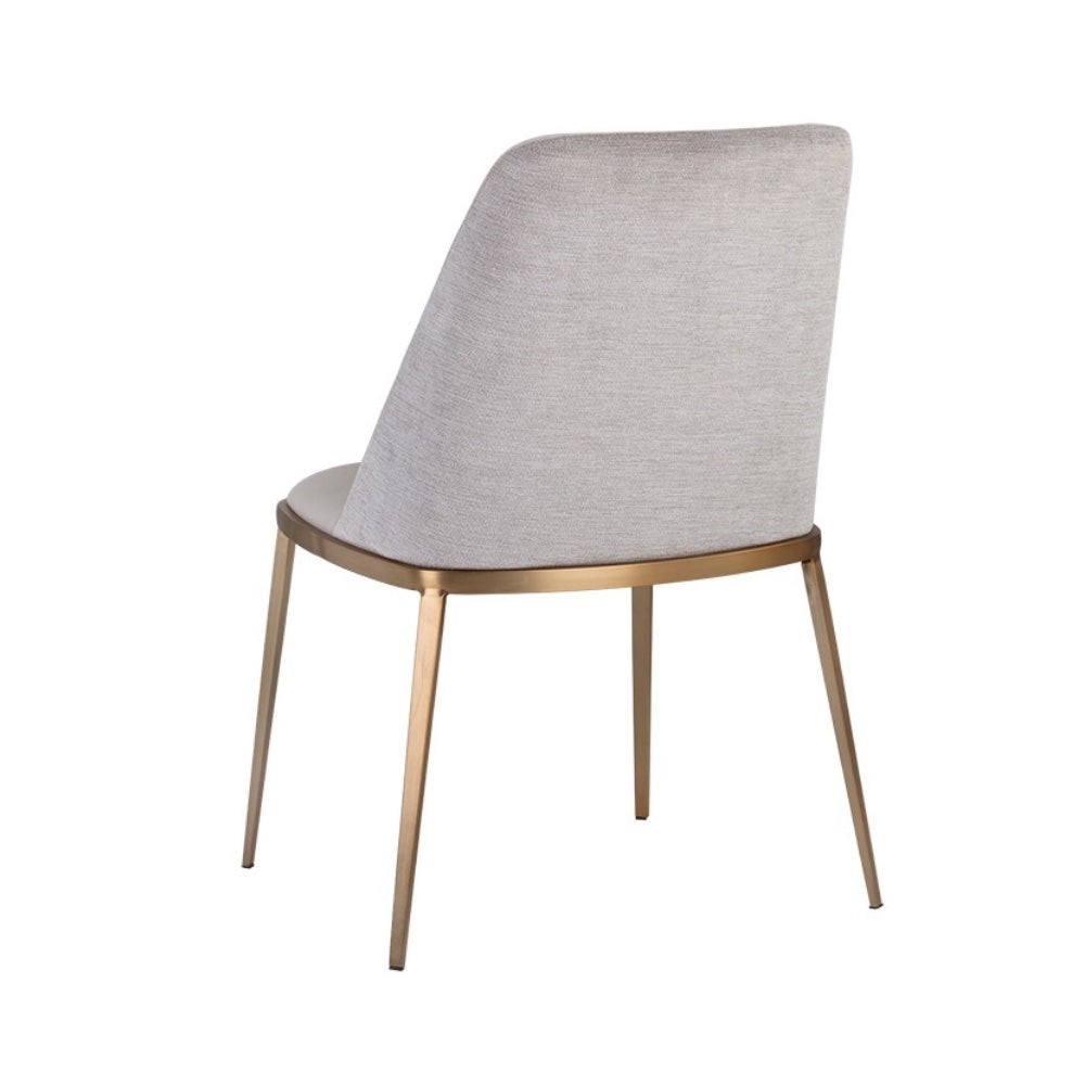 Colin, chaise de salle à manger avec son assise en similicuir gris, son dossier en tissu grège et ses pieds dorées pour un design contemporain et luxueux par Maillé Style (Érik Maillé)