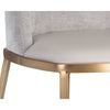 Colin, chaise de salle à manger avec son assise en similicuir gris, son dossier en tissu grège et ses pieds dorées pour un design contemporain et luxueux par Maillé Style (Érik Maillé)