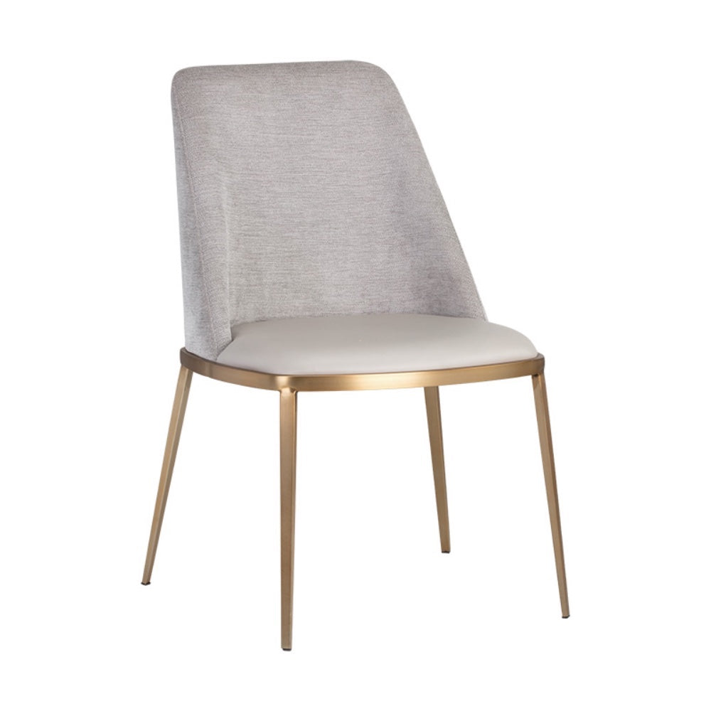Colin, chaise de salle à manger avec son assise en similicuir gris, son dossier en tissu grège et ses pieds dorées pour un design contemporain et luxueux par Maillé Style (Érik Maillé)