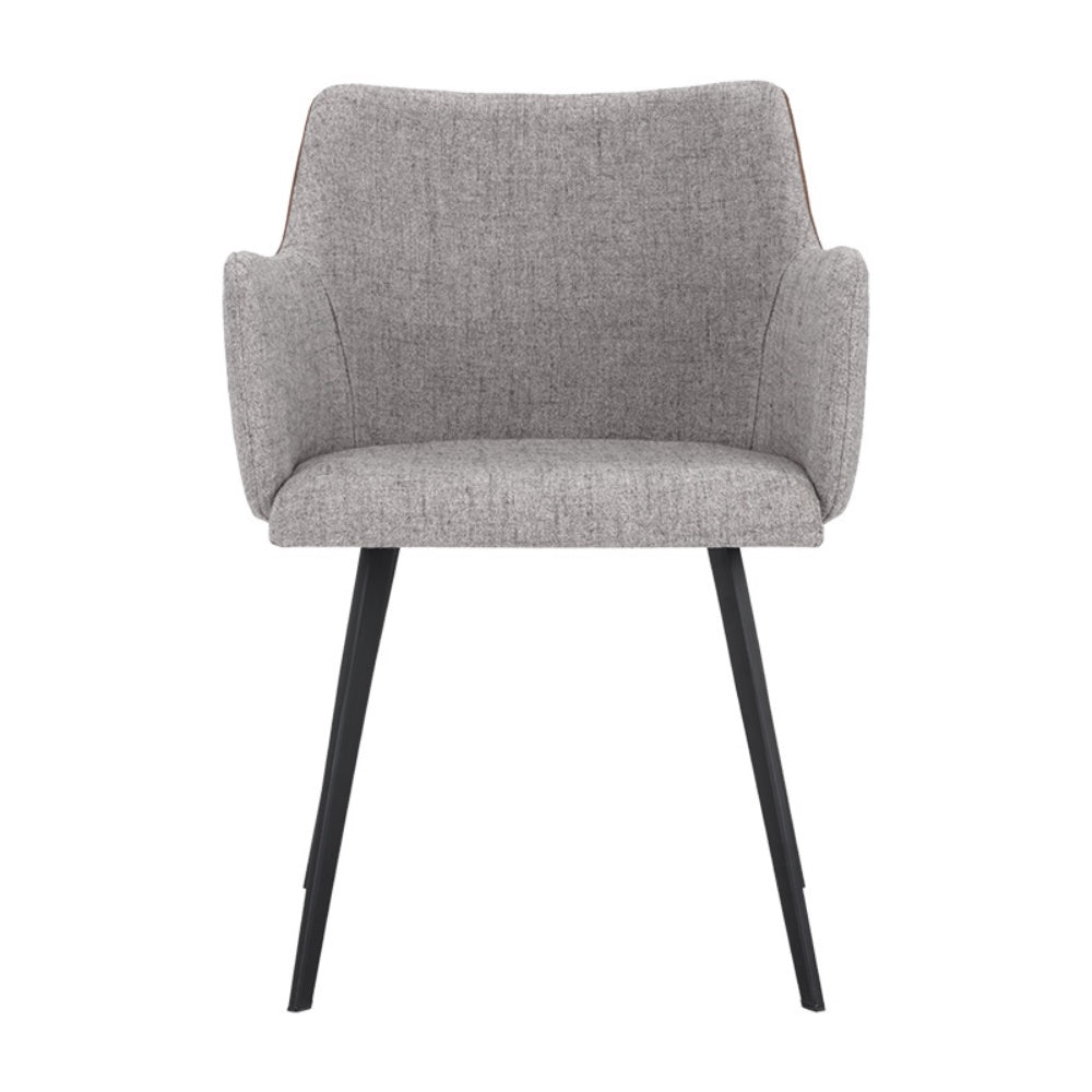 La chaise avec accoudoirs Criffin est un fauteuil de salle à manger mêlant les matériaux (tissu gris et similicuir cognac) avec des pieds noirs pour un design Couture par Maillé Style (Érik Maillé)