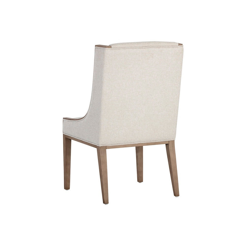 Chaise de salle à manger en tissu beige encadré en bois pour un design classique, chic et contemporain par Maillé Style (Érik Maillé)