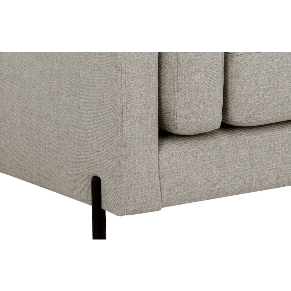 Sofa Dalia, canapé en tissu gris clair à double accoudoirs pour un grand confort par Maillé Style (Érik Maillé)