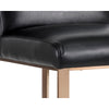 Tabouret de comptoir Dean, tabouret au cadre en laiton apparent encadrant un siège en cuir noir pour un design élégant et superbe par Maillé Style (Érik Maillé)