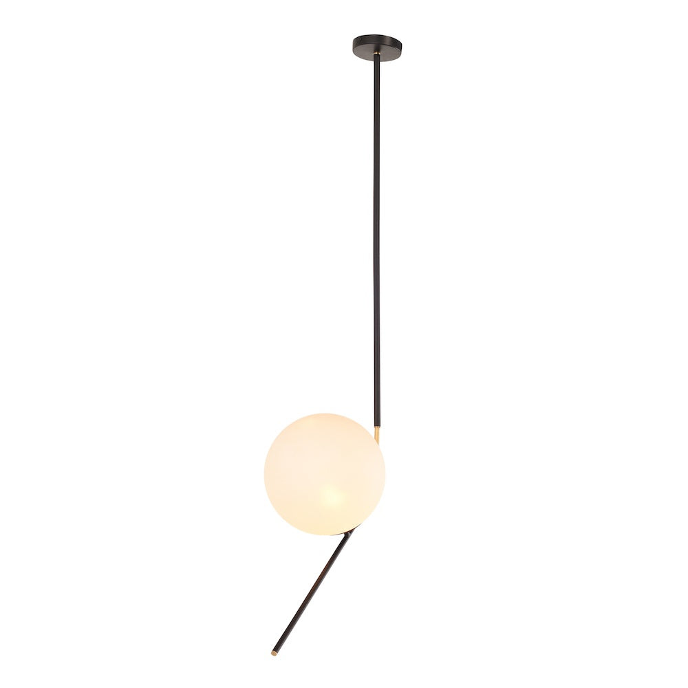 Le luminaire suspendu DECLAN est à la fois élégant et original avec l'accent laiton sur la tige noire et son globe de verre givré flottant par Maillé Style (Érik Maillé)