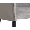 Chaise de salle à manger Didier, fauteuil au dossier cylindrique présentant un heureux contraste entre le tissu gris clair et le similicuir taupe comme les pieds en métal noir avec des embouts dorés par Maillé Style (Érik Maillé)