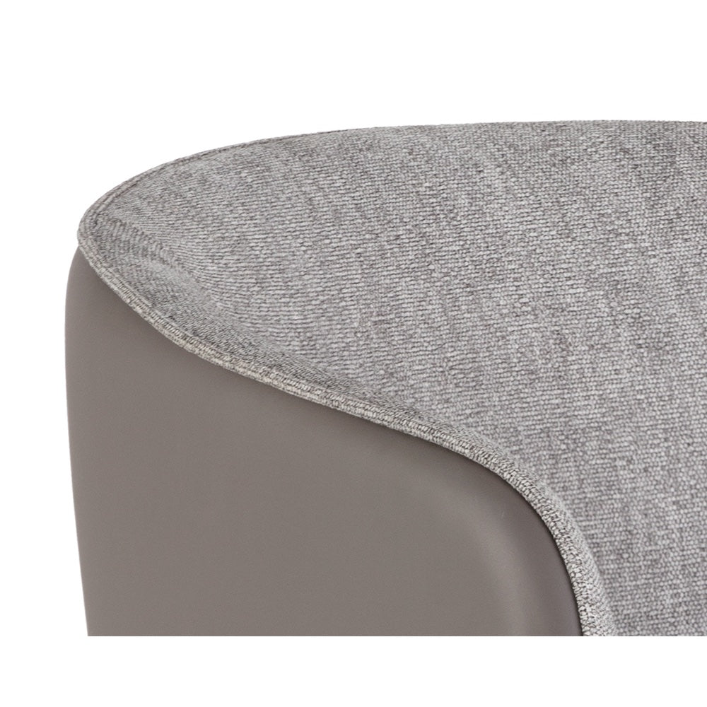 Chaise de salle à manger Didier, fauteuil au dossier cylindrique présentant un heureux contraste entre le tissu gris clair et le similicuir taupe comme les pieds en métal noir avec des embouts dorés par Maillé Style (Érik Maillé)