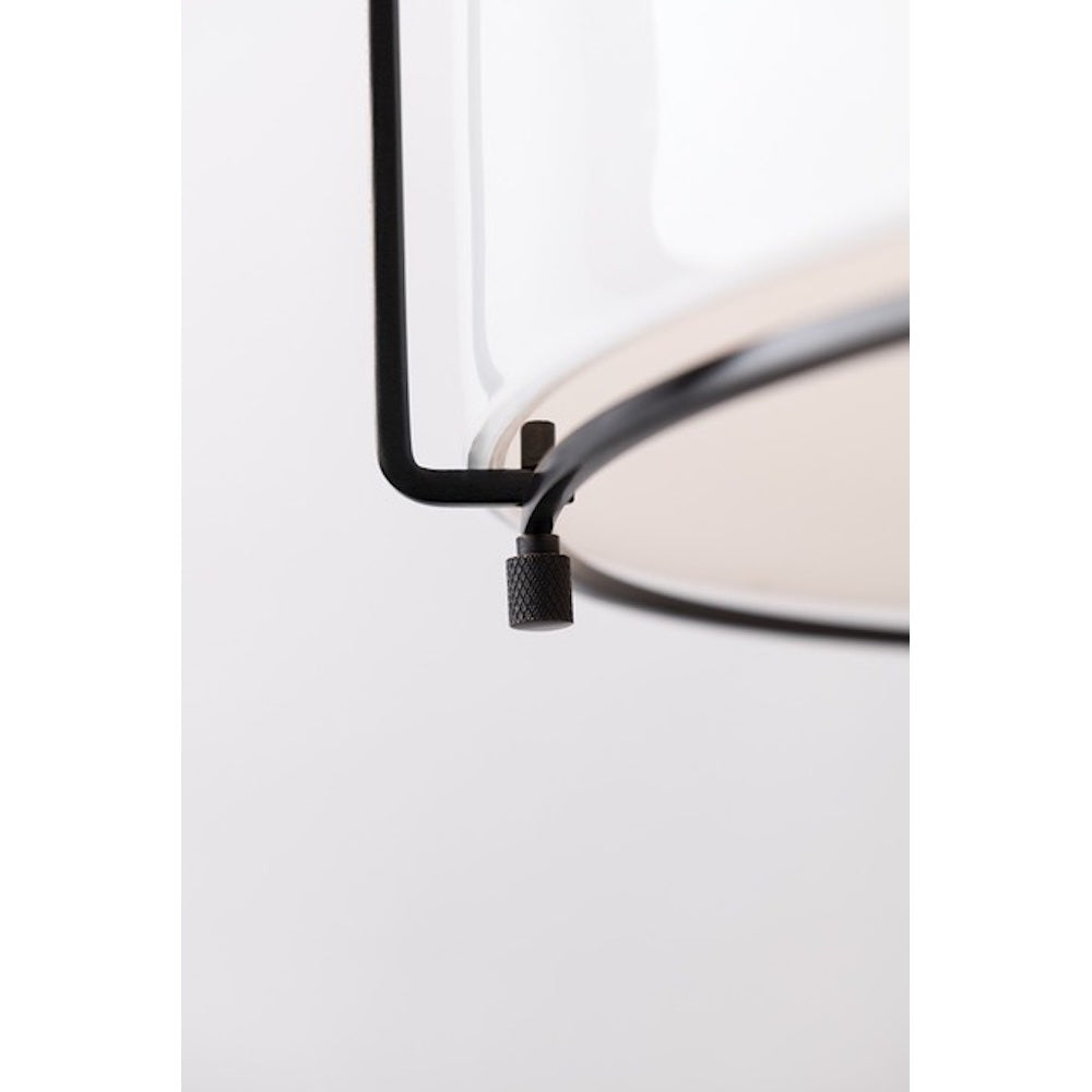 Luminaire suspendu Eldridge, suspension avec un abat-jour en verre blanc encadré par une structure en bronze rustique avec la  forme de cage  pour un design transitionnel tout en finesse et subtilité par Maillé Style (Érik Maillé)