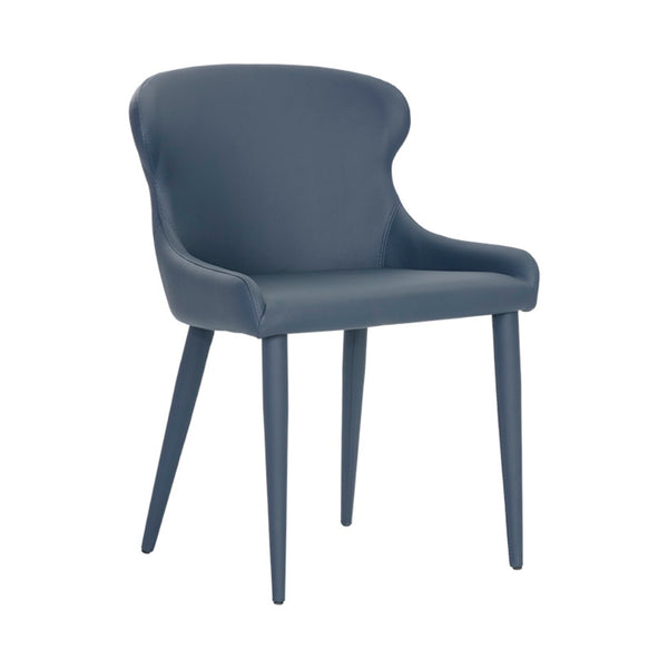 La chaise de salle à manger Erova est compacte et féminine, tout en similicuir bleu (de l'assise au pieds) avec des accoudoirs discrets par Maillé Style (Érik Maillé)