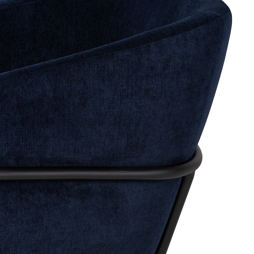 Confortable chaise de salle à manger Estrella avec un design raffiné par son velours bleu et son cadre noir mat par Maillé Style (Érik Maillé)