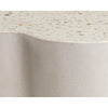 Table d'appoint Eva en béton blanc et dessus en terrazzo  pour un design unique et accrocheur avec ses formes galbées par Maillé Style (Érik Maillé)