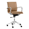 La chaise de bureau Francis est confortable grâce son assise en similicuir beige et sa structure en acier inoxydable poli par Maillé Style (Érik Maillé)