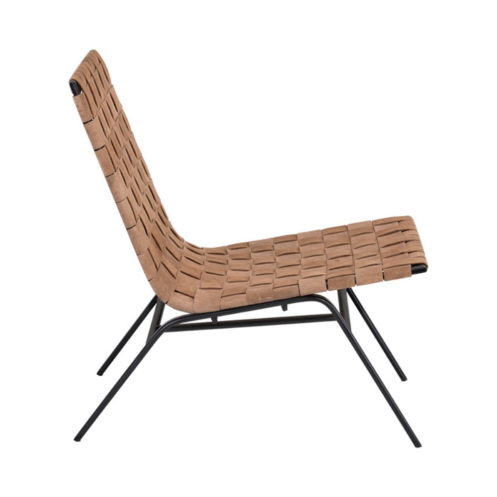 La chaise Francis est un fauteuil d'appoint unique avec son cuir brun tressé par Maillé Style (Érik Maillé)