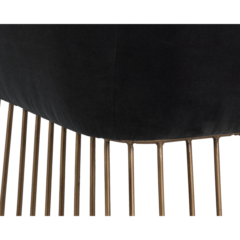 Chaise de salle à manger GALAN pour servir aussi de fauteuil d'appoint en velours noir et base de style cage en laiton antique créant un style rustique et moderne par Maillé Style (Érik Maillé)