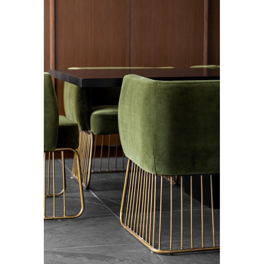 Chaise de salle à manger GALAN pour servir aussi de fauteuil d'appoint en velours vert forêt et base de style cage en laiton antique créant un style rustique et moderne par Maillé Style (Érik Maillé)