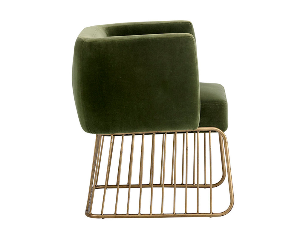 Chaise de salle à manger GALAN pour servir aussi de fauteuil d'appoint en velours vert forêt et base de style cage en laiton antique créant un style rustique et moderne par Maillé Style (Érik Maillé)