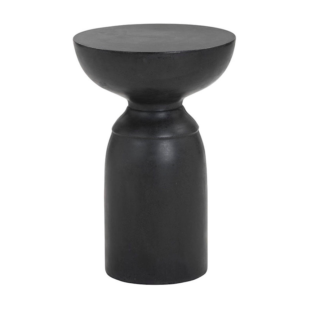 Table d'appoint Georges tout en béton noir sculpté présentant un design unique et polyvalent par Maillé Style (Érik Maillé)