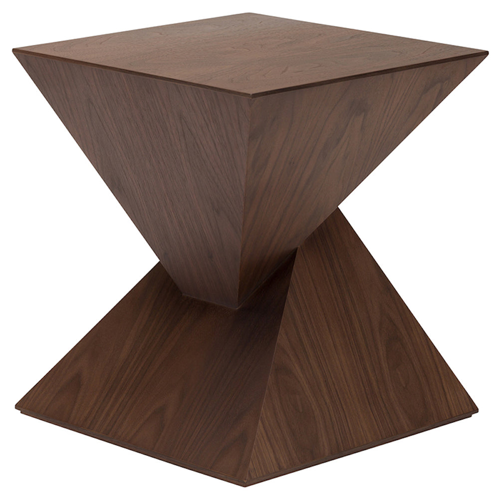 La table d'appoint GIZA est impressionnante par sa forme en double pyramide tout en noyer par Maillé Style (Érik Maillé)