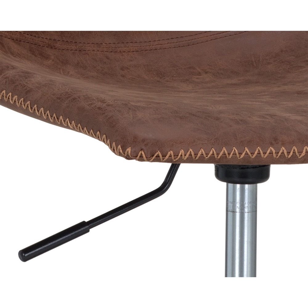 La chaise de bureau Henri, chaise simple et compacte en cuir brun antique avec coutures visibles pour un design Mid-Century par Maillé Style (Érik Maillé)