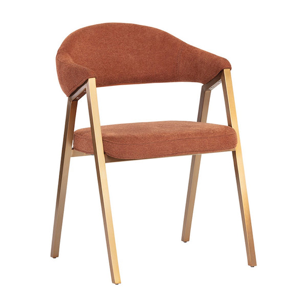Chaise de salle à manger HUGO, chaise avec assise et dossier séparé en tissu orange brûlé avec des courbes et une structure géométrique or par Maillé Style (Érik Maillé)