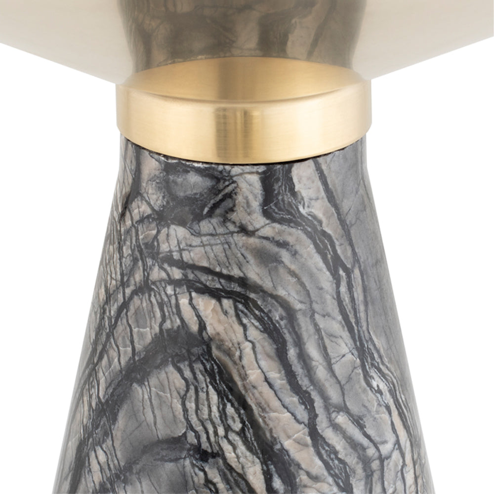 Iris, table d'appoint avec des formes pyramidales et un mélange de matériaux (marbre noir et or) pour un design intemporel par Maillé Style (Érik Maillé)