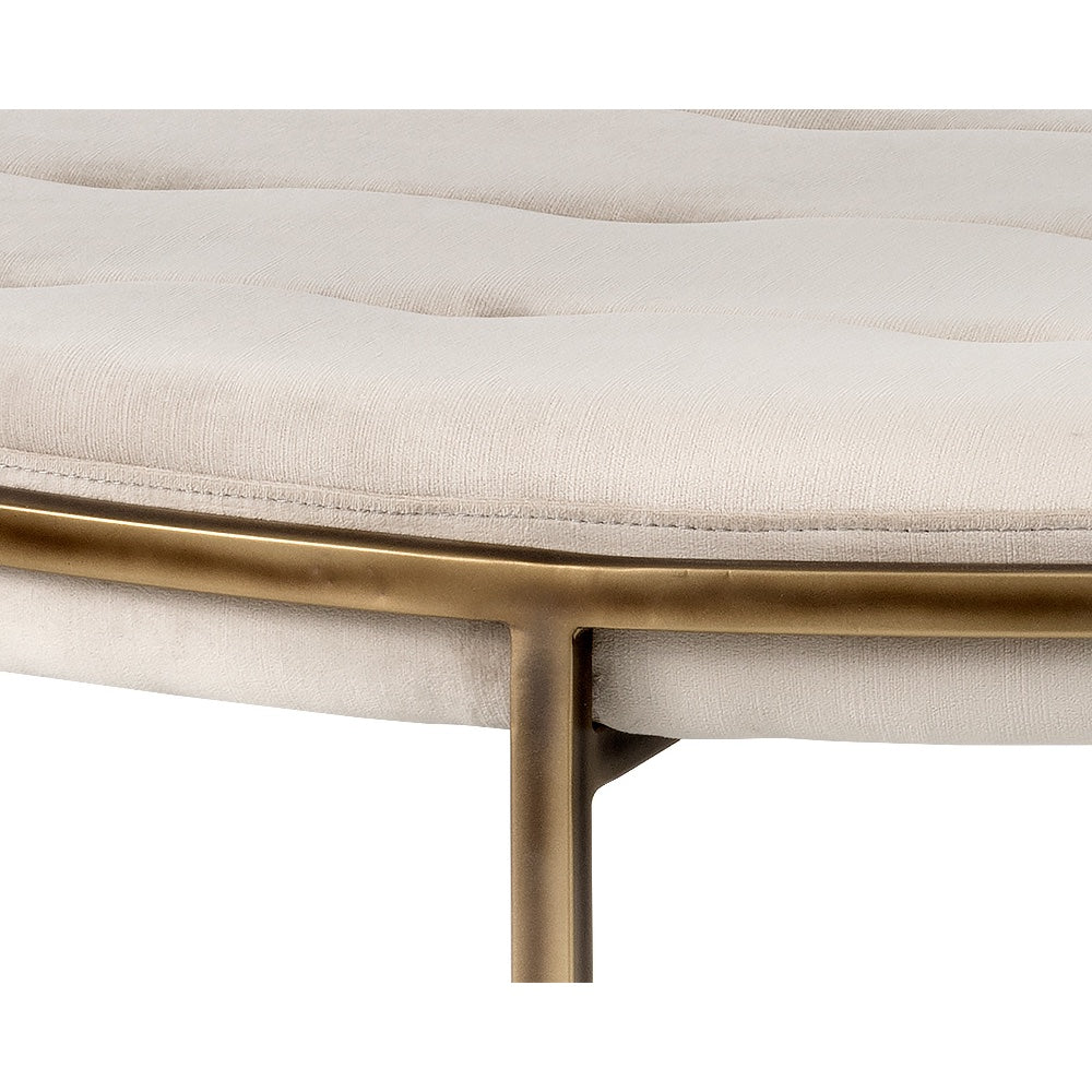 Pouf Isabelle, grand pouf rond avec un coussin capitonné en tissu doux beige encastré dans une structure en bronze rustique idéal pour un style transitionnel par Maillé Style (Érik Maillé)