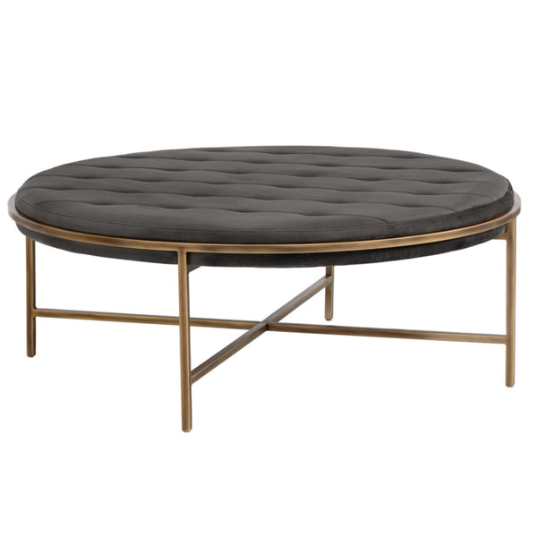 Pouf Isabelle, grand pouf rond avec un coussin capitonné en tissu doux gris foncé encastré dans une structure en bronze rustique idéal pour un style transitionnel par Maillé Style (Érik Maillé)