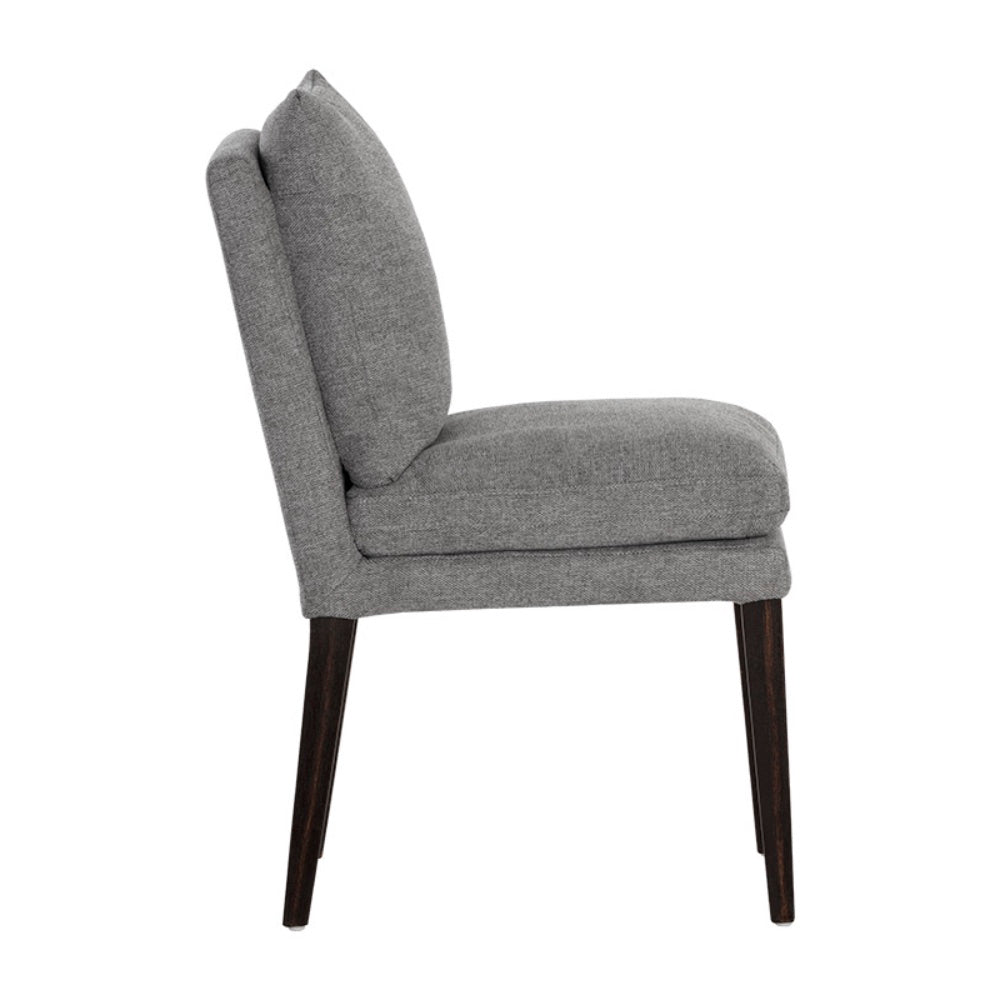 Chaise de salle à manger Kane en tissu gris foncé avec un rembourrage accentué pour un confort maximum et un design classique et contemporain par Maillé Style (Érik Maillé)