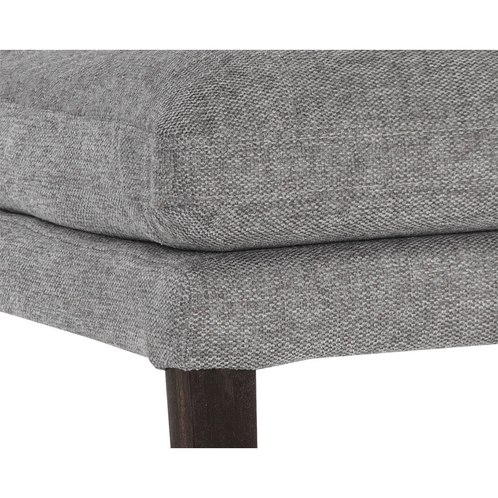 Chaise de salle à manger Kane en tissu gris foncé avec un rembourrage accentué pour un confort maximum et un design classique et contemporain par Maillé Style (Érik Maillé)