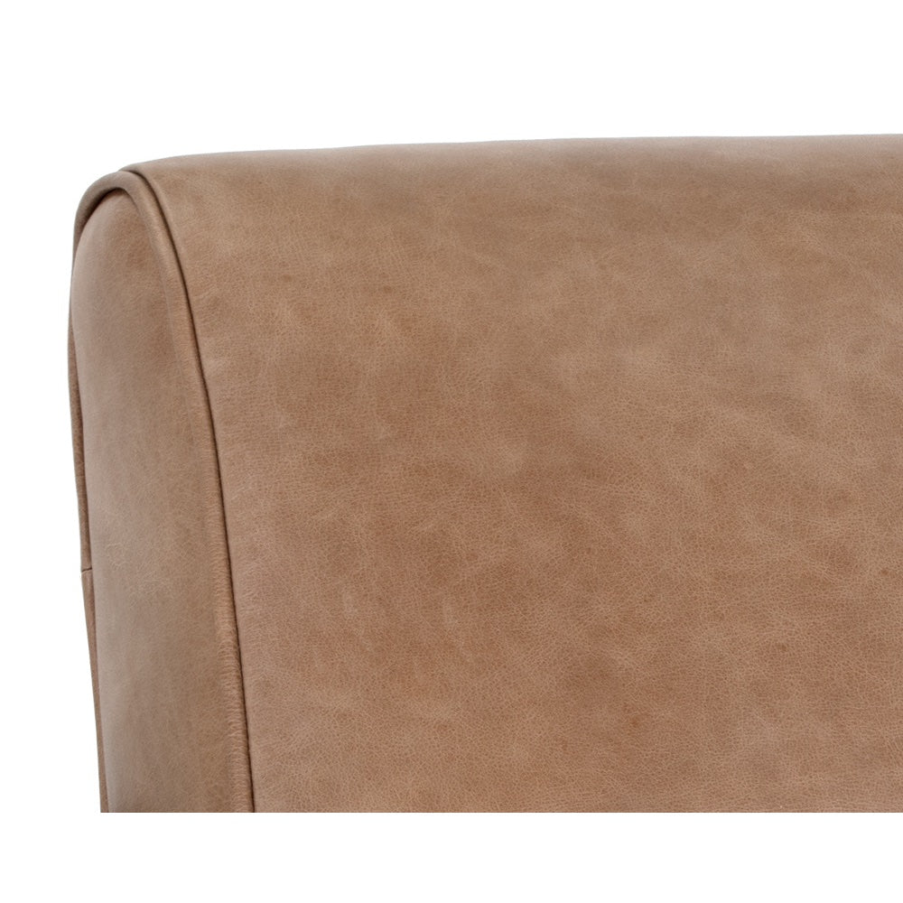 La chaise Karine est un fauteuil d'appoint avec un siège en cuir beige et une structure en bois massif espresso pour un confort MidCentury par Maillé Style (Érik Maillé)