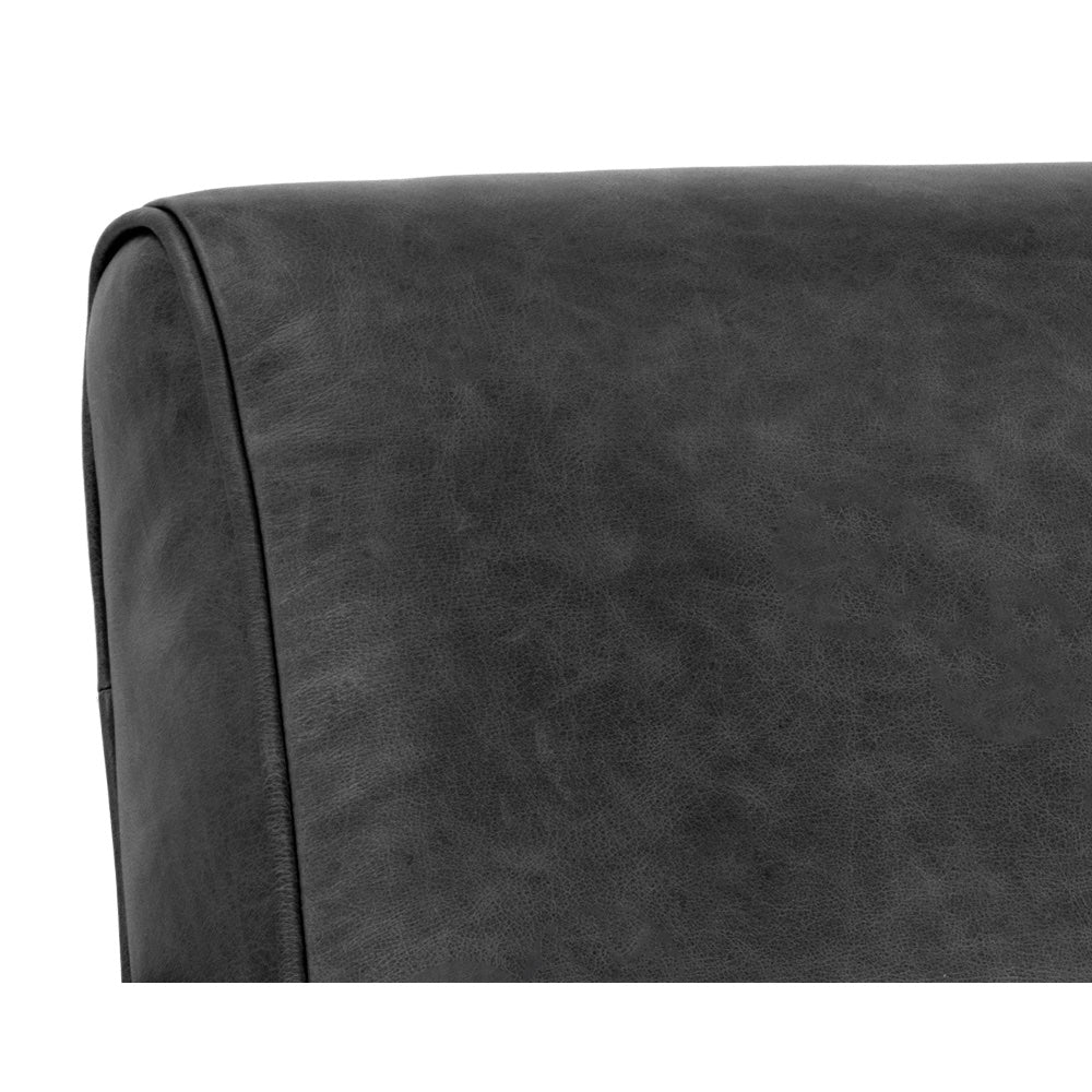 La chaise Karine est un fauteuil d'appoint avec un siège en cuir noir et une structure en bois massif espresso pour un confort MidCentury par Maillé Style (Érik Maillé)