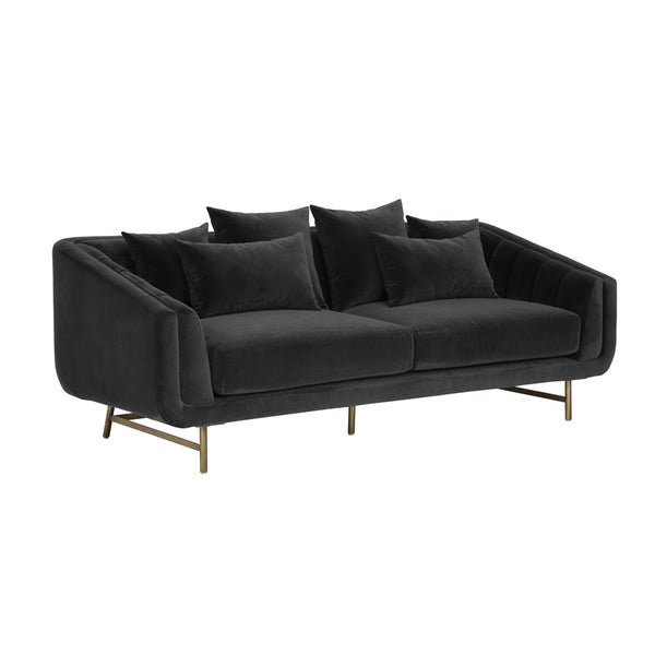 Sofa Kathleen, canapé doté de six coussins, en velours sombre et un capitonnage en canaux au dos et des pieds en laiton pour un design moderne et luxueux du style MidCentury par Maillé Style (Érik Maillé)