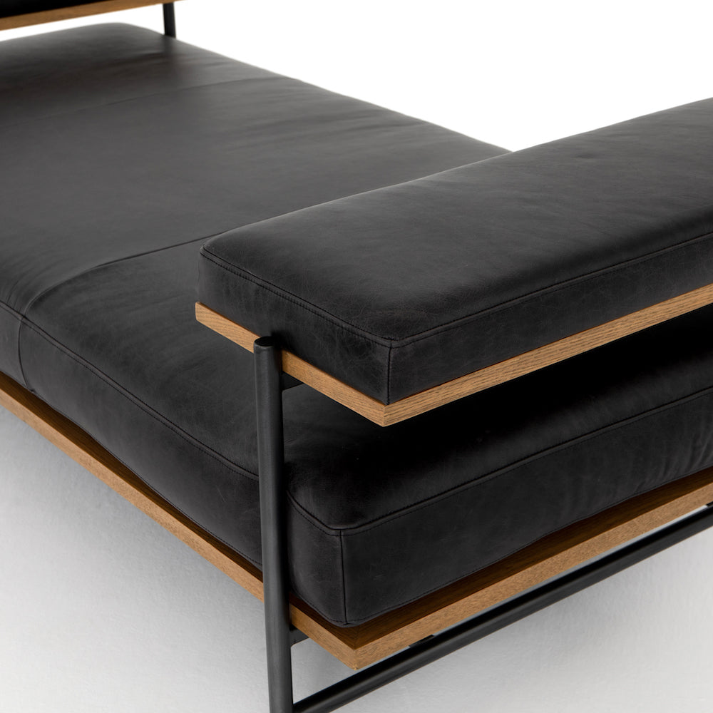 Lit de jour Ken, chaise longue en vrai cuir noir pour l'assise et les accoudoirs et l'acier noir et insertion de chêne pour la structure donnant un design sophistiqué par Maillé Style (Érik Maillé)
