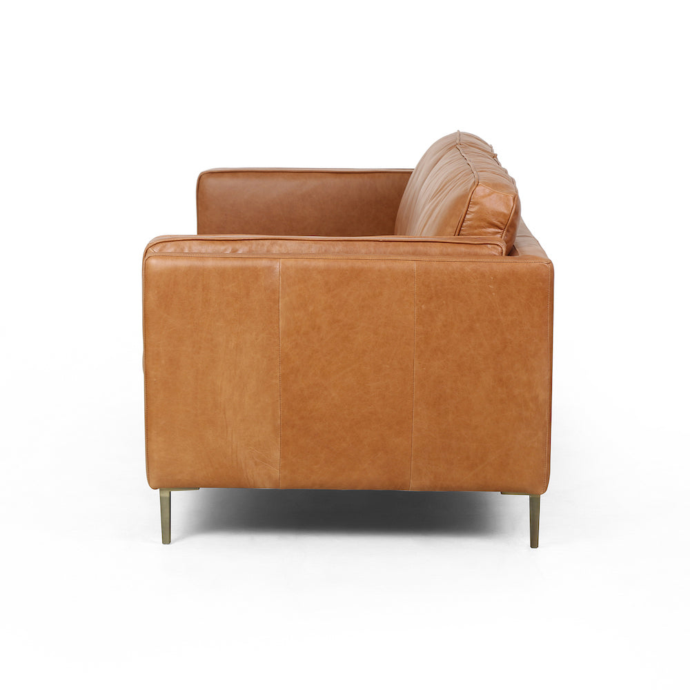 Sofa Laurie, canapé en cuir caramel et pieds de laiton antique pour un design sophistiqué Mid-Century par Maillé Style (Érik Maillé)