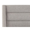 Le lit Laury en tissu gris clair est moderne grâce à son capitonnage en canaux horizontaux par Maillé Style (Érik Maillé)