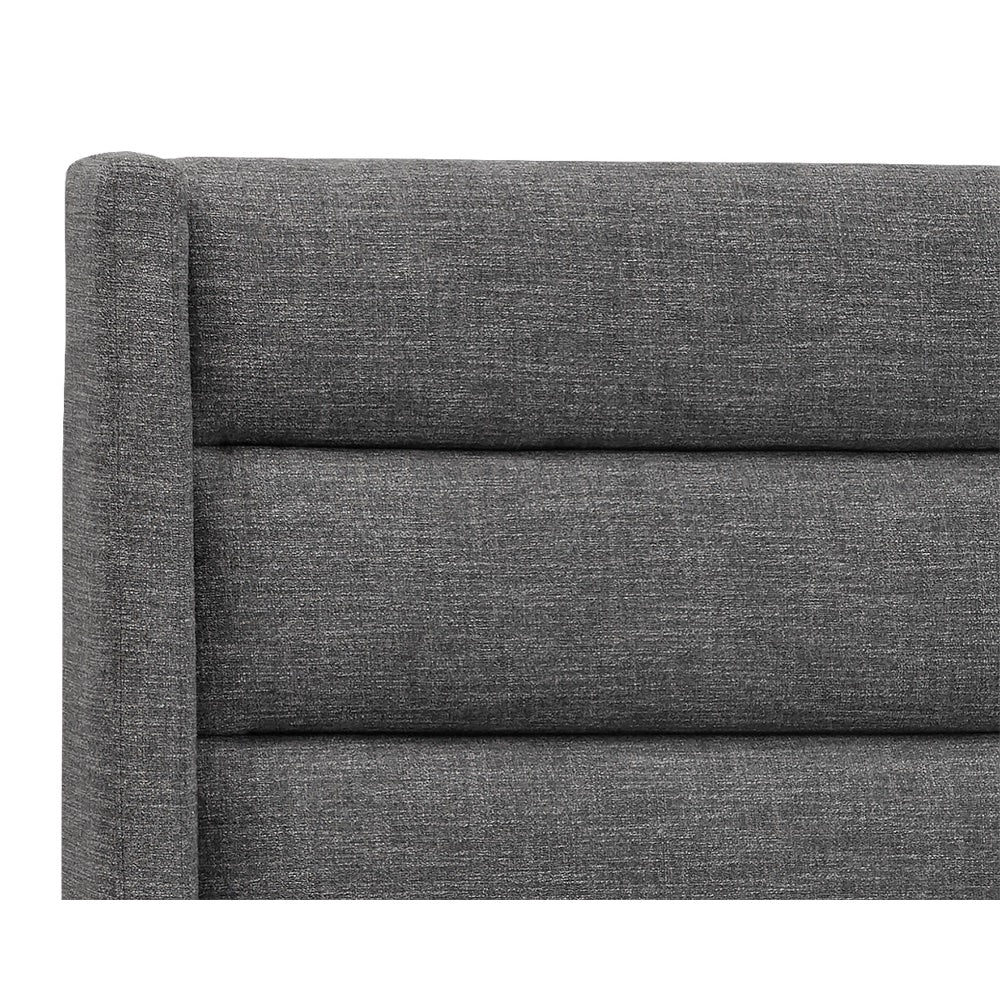 Le lit Laury en tissu gris foncé est moderne grâce à son capitonnage en canaux horizontaux par Maillé Style (Érik Maillé)