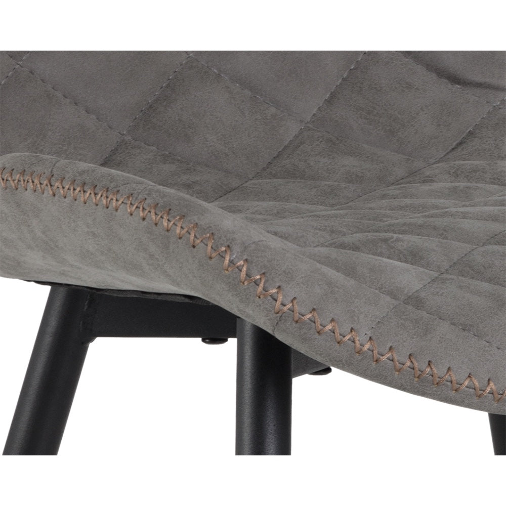 Chaise de salle à manger LYLA en similicuir gris antique capitonné en diamant avec coutures en zigzag et pieds noir par Maillé Style (Érik Maillé)